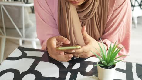 Nahaufnahme-Einer-Frau,-Die-Ihr-Smartphone-In-Der-Hand-Hält