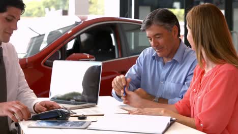 clientes firmando algunos documentos importantes