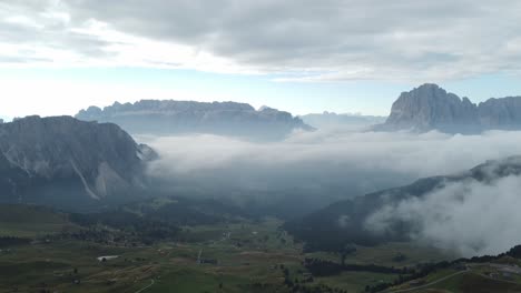 Vista-Aérea-De-Las-Montañas-En-Dolomitas-Sobre-La-Niebla-En-La-Mañana