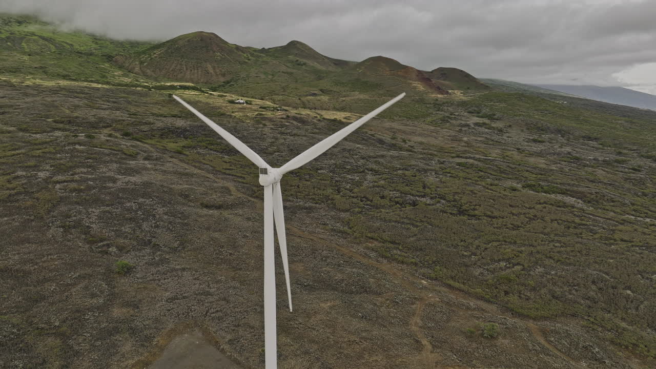maui hawai aerial v9 sobrevuela y alrededor de turbinas eólicas auwahi en el rancho de ulupalakua en la costa sureste de la isla, generando energía limpia y renovable - filmado con mavic 3 cine - diciembre 2022
