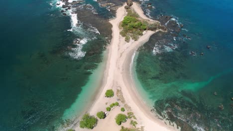 Drone-Aéreo-4k-Sobrevuelo-Tropical-San-Juanillo-Playa-De-Arena-Con-Costa-Rocosa-Y-Océano-Azul,-Costa-Rica