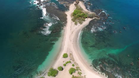drone aéreo 4k sobrevuelo tropical de la playa de arena de san juanillo con costa rocosa y océano azul, costa rica