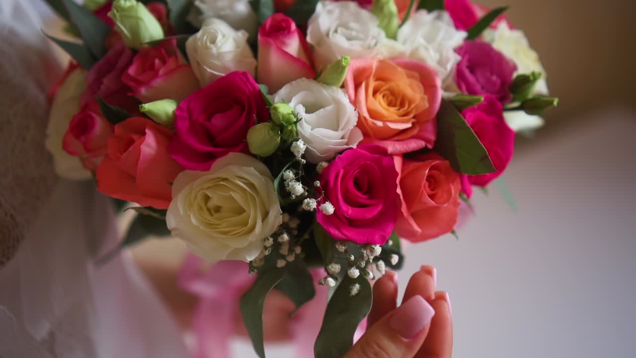 La sposa tiene un bellissimo bouquet da sposa tra le mani