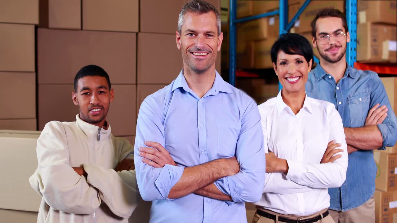 equipo de operativos de almacén sonriendo a la cámara