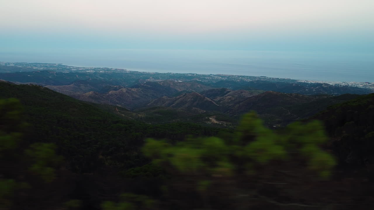 la costa de estepona desde la cima de las montañas, vista lateral