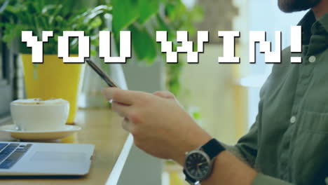 animación de usted ganar texto sobre el hombre caucásico usando teléfono inteligente
