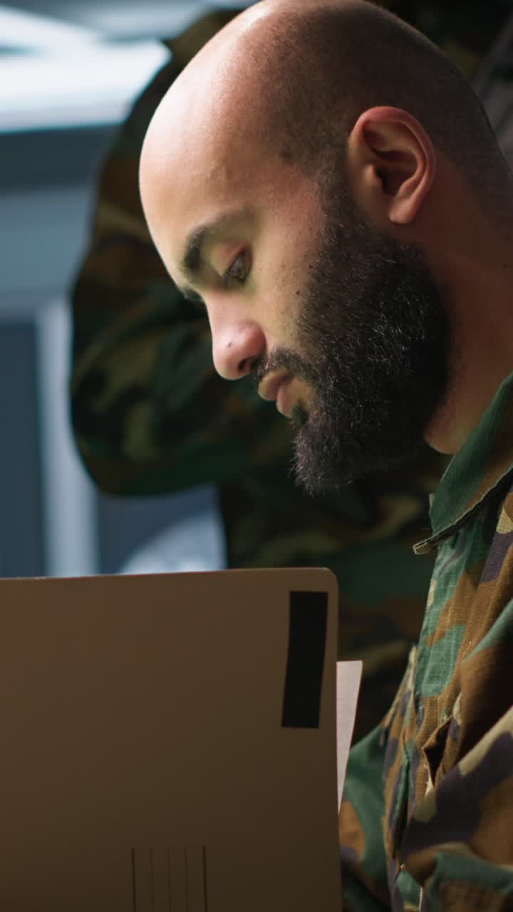 Vertikal video: Soldat udfører patriotisk pligt i militærhovedkvarter