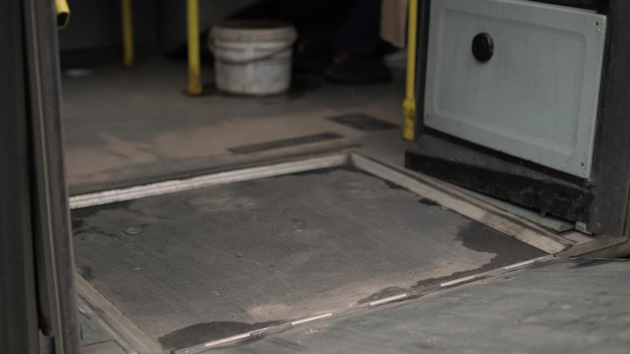 신체적 장애가 있는 사람은 접근 가능한 램프가 있는 대중교통에 탑승합니다.