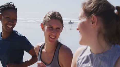 Multiethnische-Gruppe-Von-Frauen,-Die-Am-Strand-Und-Im-Hintergrund-Des-Blauen-Himmels-Laufen