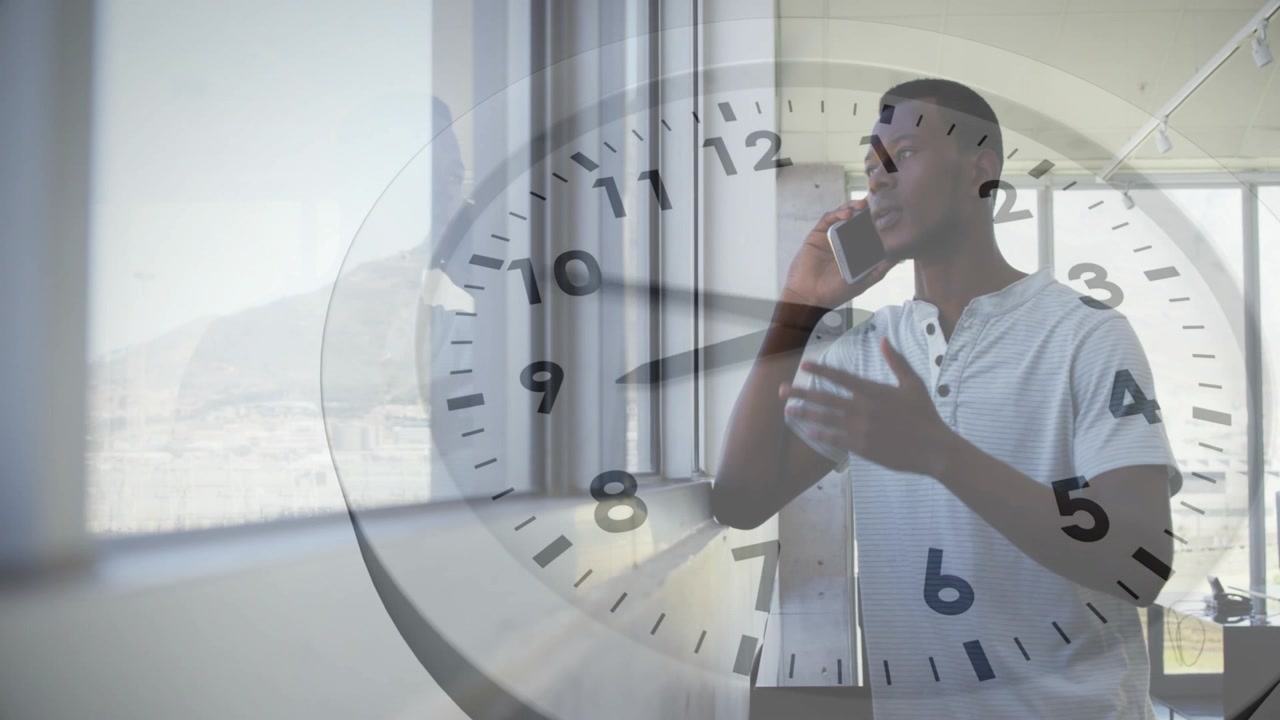 Empresario llevando el smartphone a la oreja y hablando junto a las ventanas, con una superposición de reloj que muestra el paso del tiempo.