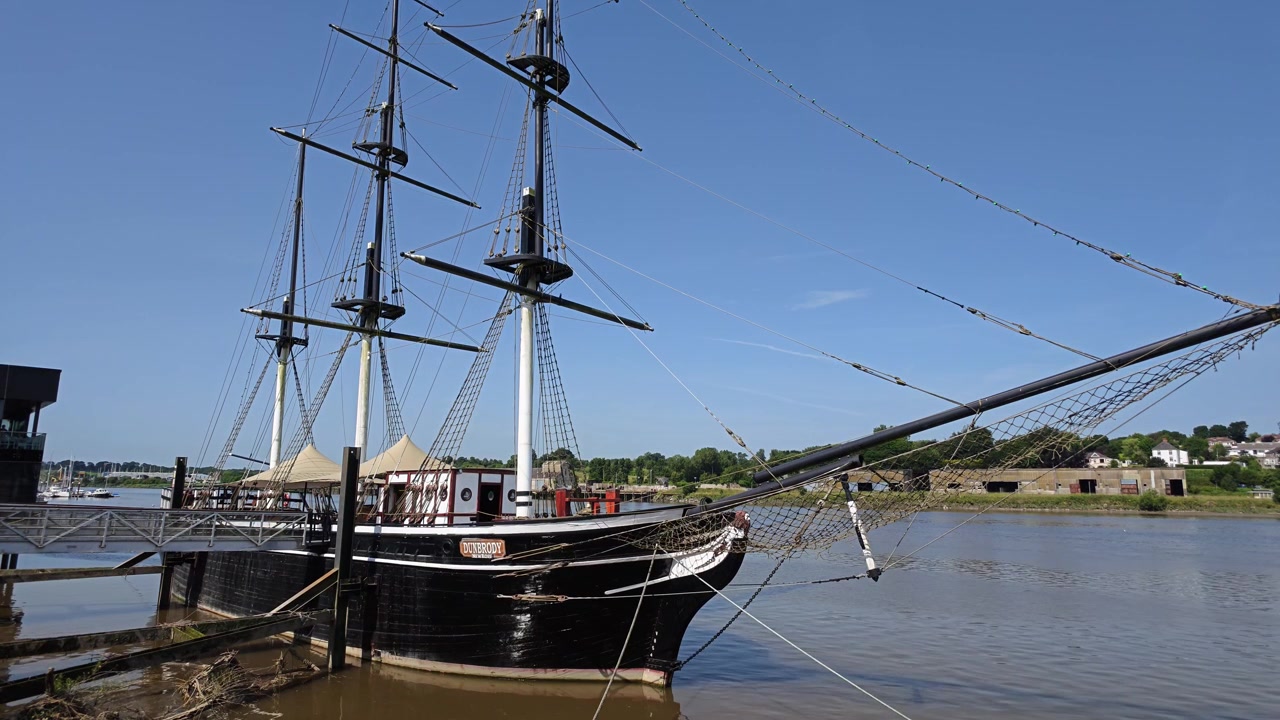 Historiske Dunbrody Famine Ship fortøyd ved The Quays, New Ross, County Wexford, Irland. Autentisk replika emigrantfartøy og et ikonisk irsk kulturarvlandemerke på elven Barrow.