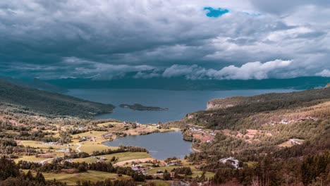 gruesas nubes pesadas se mueven sobre un remanso de paz en hardangerfjord