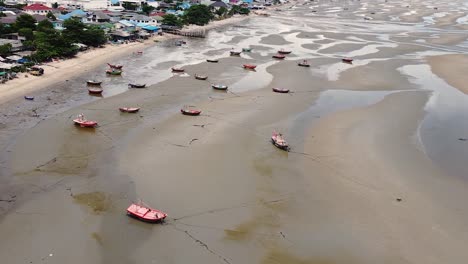 Aéreo,-Marea-Baja-En-La-Playa-De-Bang-Sean,-Barcos-Dejados-Altos-Y-Secos