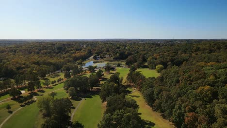 Imágenes-De-Drones-Que-Revelan-El-Campo-De-Golf-Swan-Lake-En-Clarksville,-Tennessee