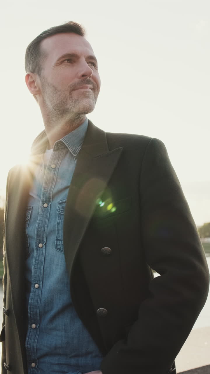 Uomo con cappotto e camicia di jeans