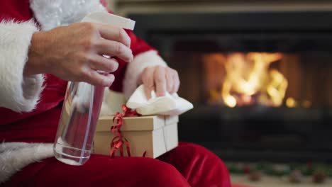 sección media de santa claus desinfectando la caja de regalos
