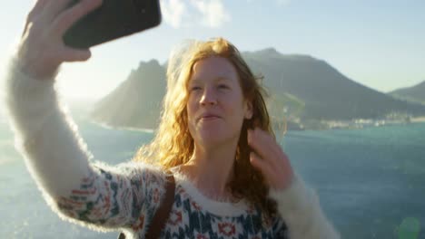 Frau-Macht-Selfie-Mit-Mobiltelefon-Auf-Dem-Land-4k