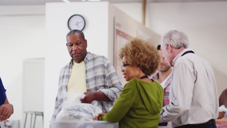 Menschen-Spenden-Kleidung-Für-Eine-Wohltätigkeitssammlung-Im-Gemeindezentrum