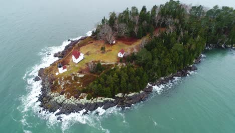 vista aérea del faro de la isla de curtis camden, maine, estados unidos con una vuelta de 180°