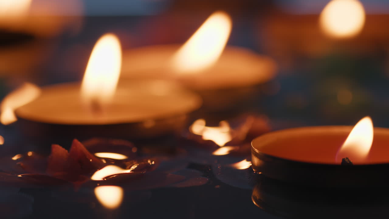 Candele galleggianti sull'acqua del fiume per il festival Diwali