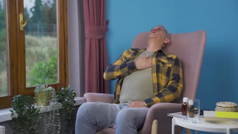 hombre con dolor en el pecho.
