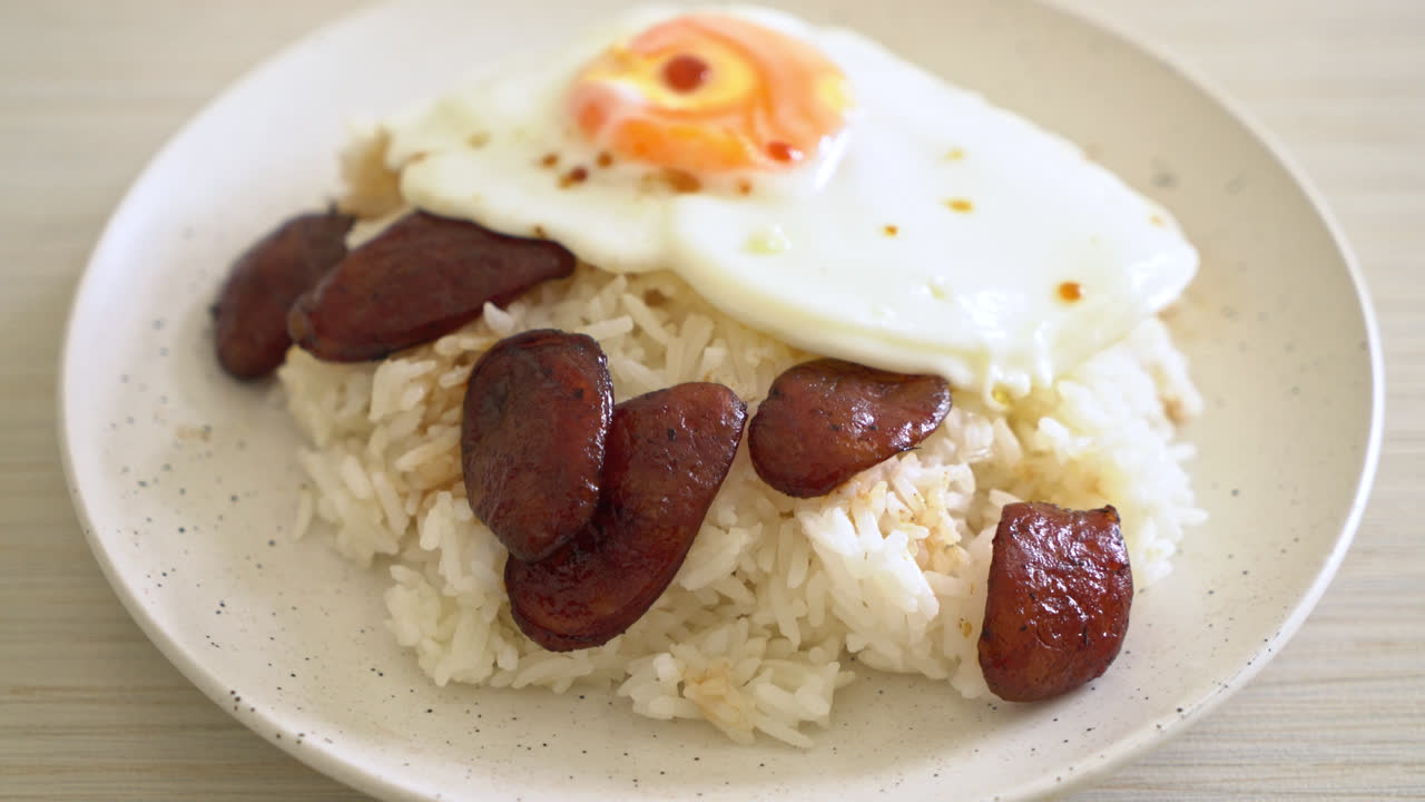 arroz con huevo frito y salchicha china - comida casera al estilo asiático