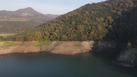 Vista-Del-Bosque-Sobre-La-Presa