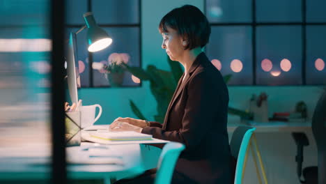 Business,-woman-and-computer-at-night