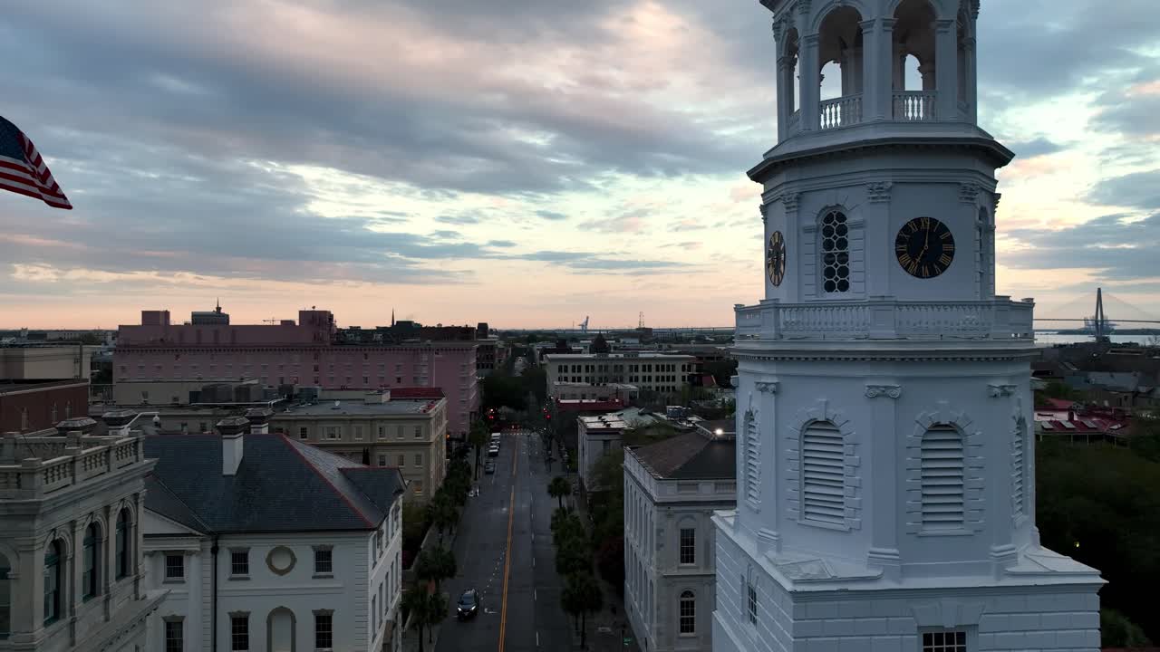 일출 항공 찰스턴 sc, 미국 국기와 교회 첨탑이 있는 사우스 캐롤라이나
