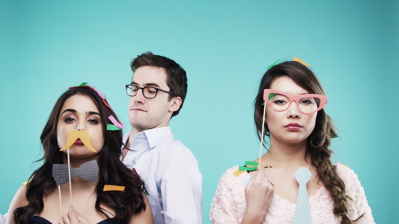 미친 괴짜 남자가 아름다운 여자들과 춤을 추고 슬로우 모션 파티 사진 부스