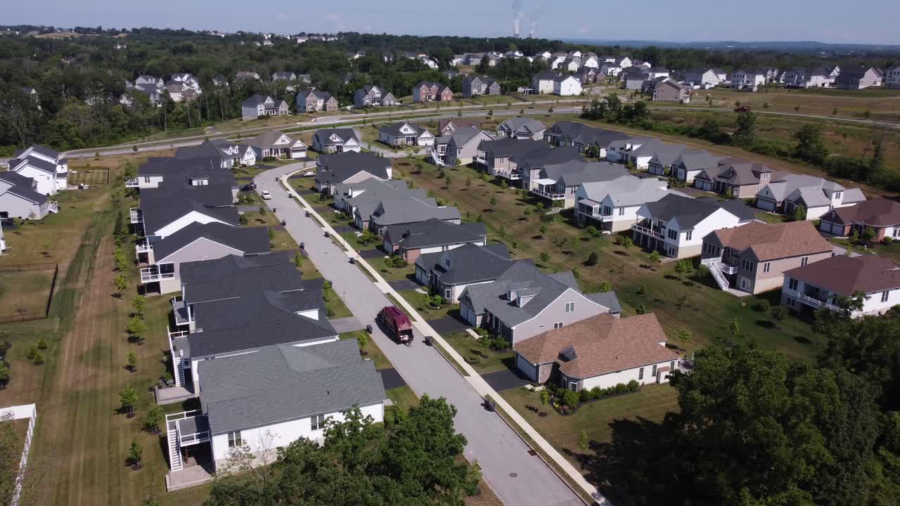 basureros recogiendo cubos de basura en un barrio, plano general, durante el día