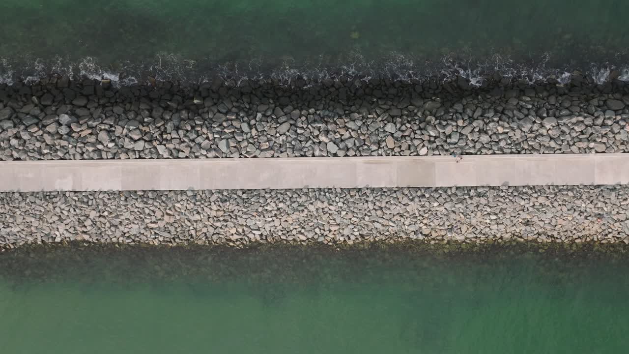 루마니아 콘스탄치아 의 레나 해변 부두 를 위 에서 내려다보는 모습 - 드론 촬영