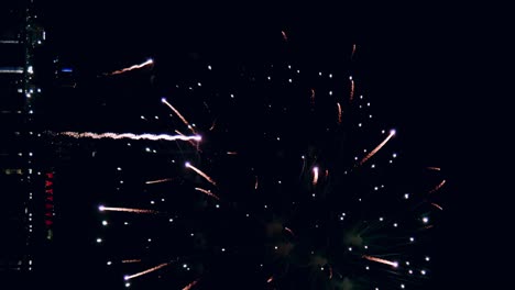 bucle sin fisuras de fuegos artificiales reales ilumina el cielo con deslumbrantes exhibiciones en el cielo nocturno