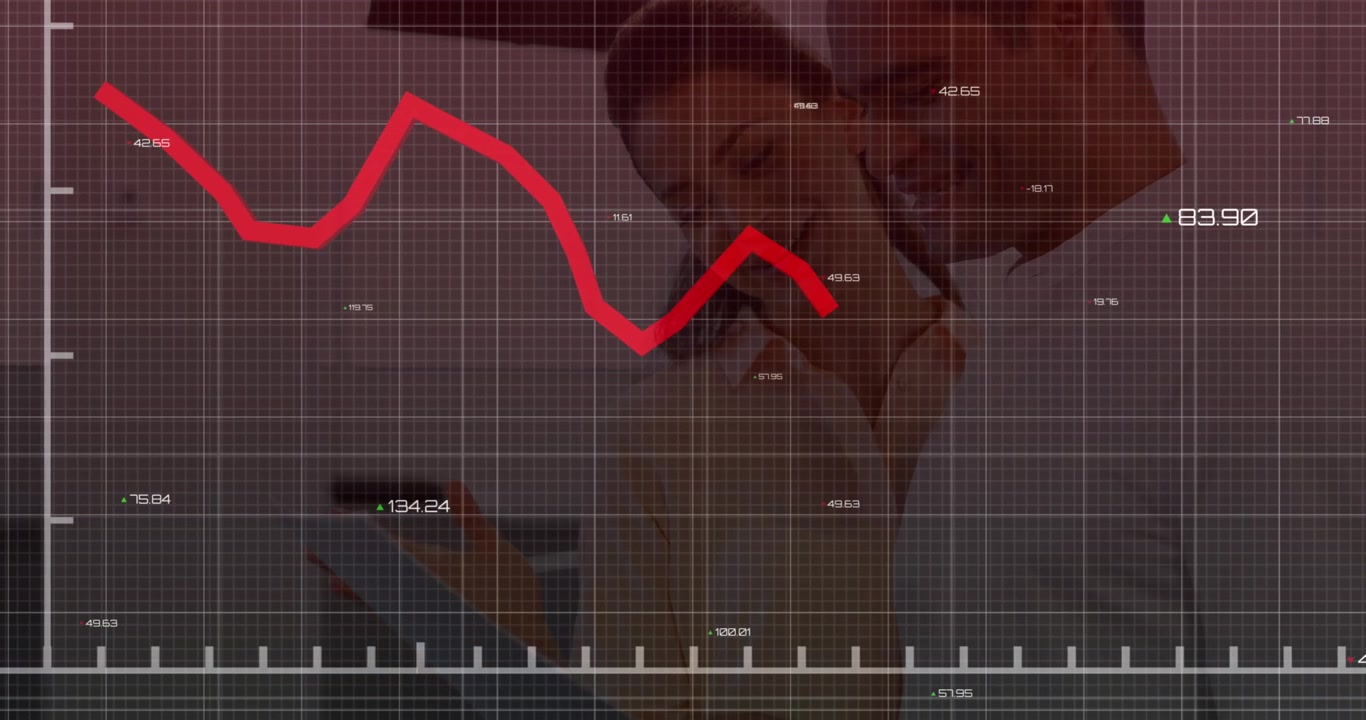 Animazione di elaborazione dati statistici su un uomo e una donna di diverse etnie che discutono su un tablet in ufficio.