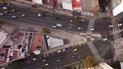 Tiro-De-Lapso-De-Tiempo-De-Tráfico-En-La-Bifurcación-De-La-Avenida-Cordoba-En-La-Ciudad-De-Buenos-Aires-Durante-La-Hora-Pico