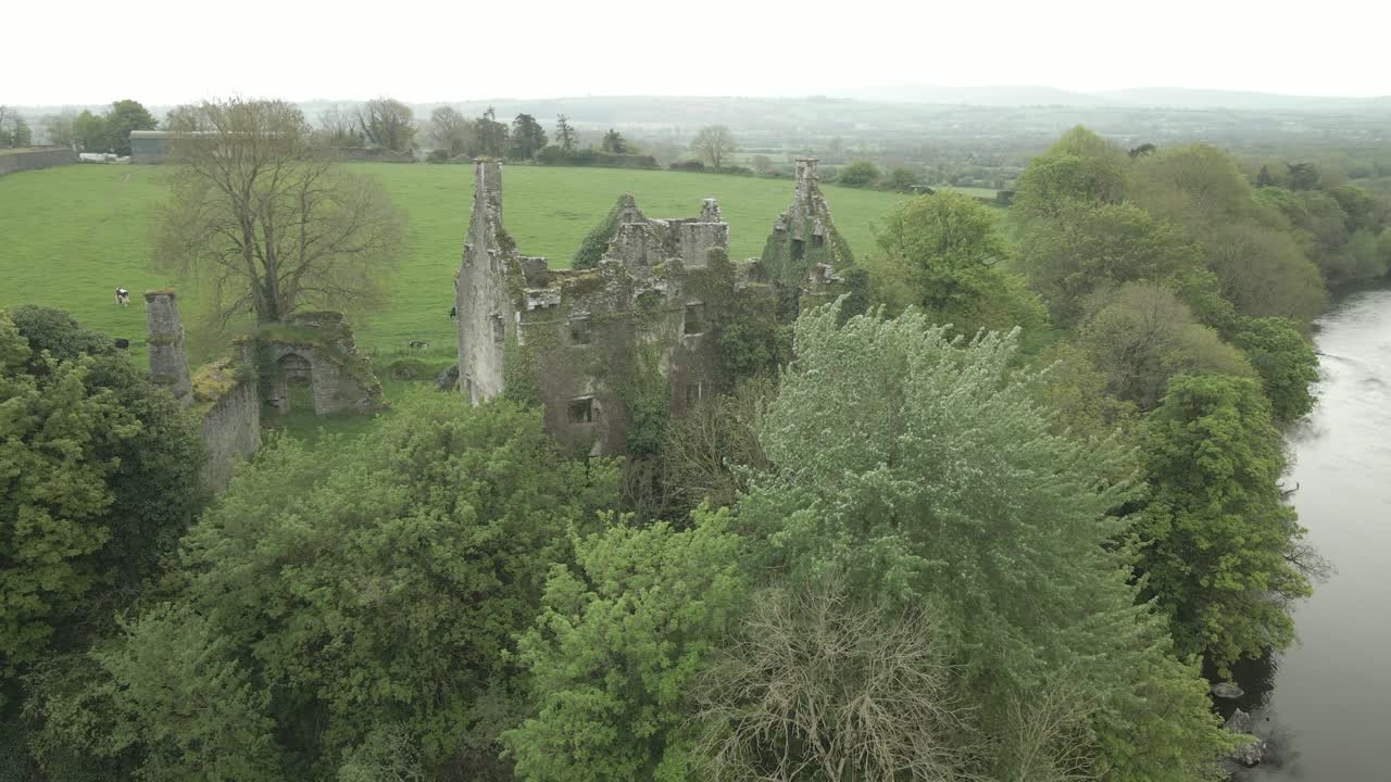 Castello di Dromaneen e Fiume Blackwater nella Contea di Cork, Irlanda