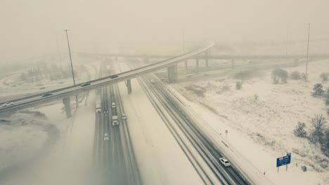 Imágenes-De-Drones-Sobre-Una-Intersección-Con-Puentes-De-Autopistas-En-Toronto-Canadá-Después-De-La-Gran-Nevada-De-La-Ventisca-De-Enero