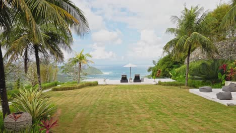 jardín tropical en una villa privada de lujo con vistas al océano