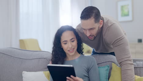 casa, relajarse y pareja con una tableta