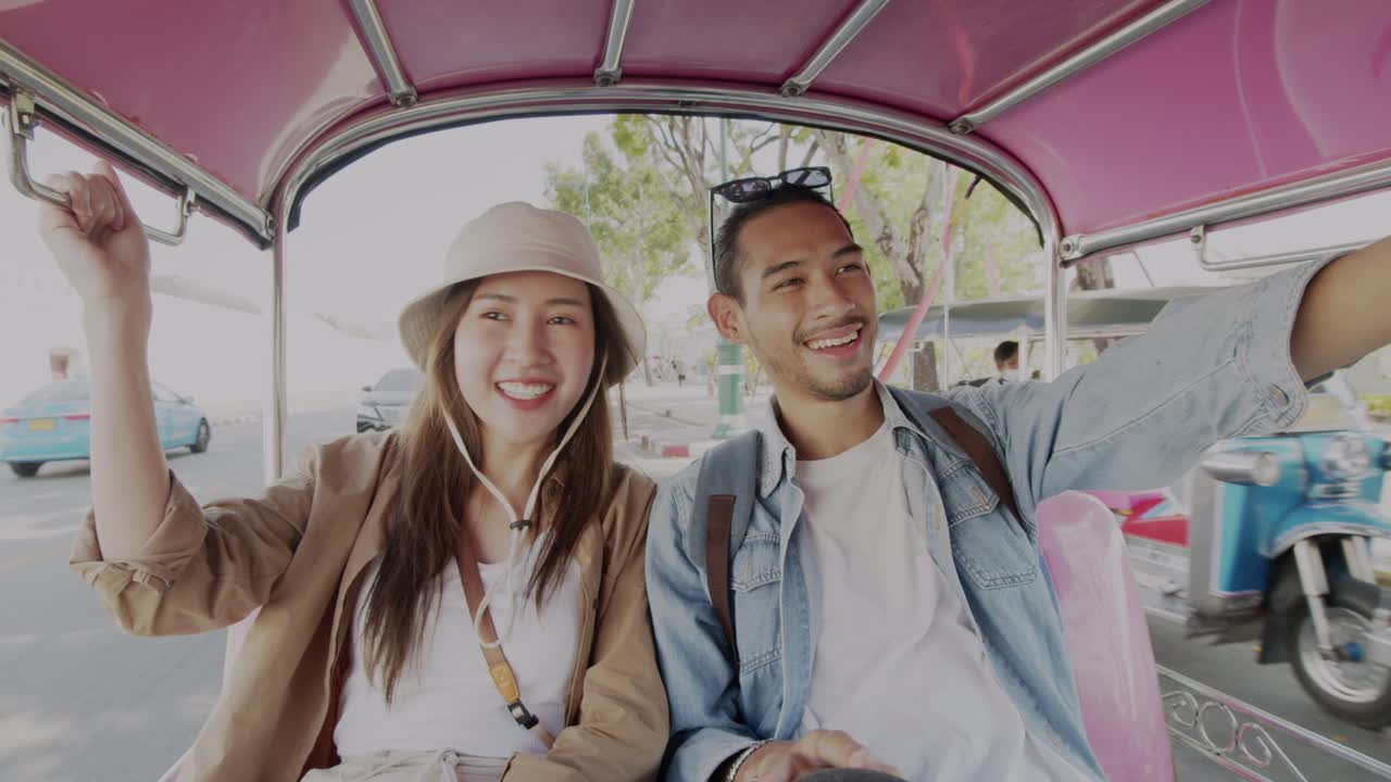 una joven pareja asiática de turistas viaja a bangkok.