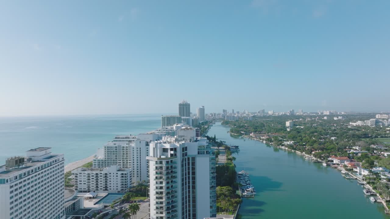 lujosos edificios de gran altura en la playa de miami. vista aérea de la costa del mar en la ciudad en la zona tropical. miami, ee.uu.