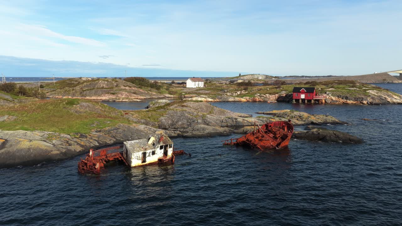 Naufrágio de barco em decomposição repousa na costa recortada da Noruega, vista aérea