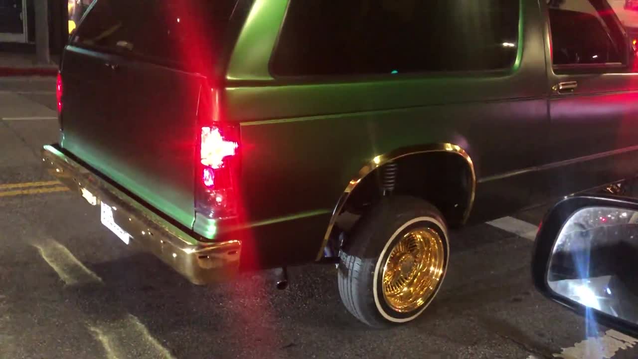 위아래로 점프하는 유압식 자동차