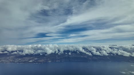 Echtzeit-Anflug-Auf-Den-Nordflughafen-Teneriffa,-Wie-Ihn-Die-Piloten-Bei-Bewölktem-Himmel-über-Dem-Gefährlichen-Flughafen-Sahen