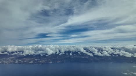 aproximación en tiempo real al aeropuerto norte de tenerife, como lo ven los pilotos con un cielo nublado sobre el peligroso aeropuerto