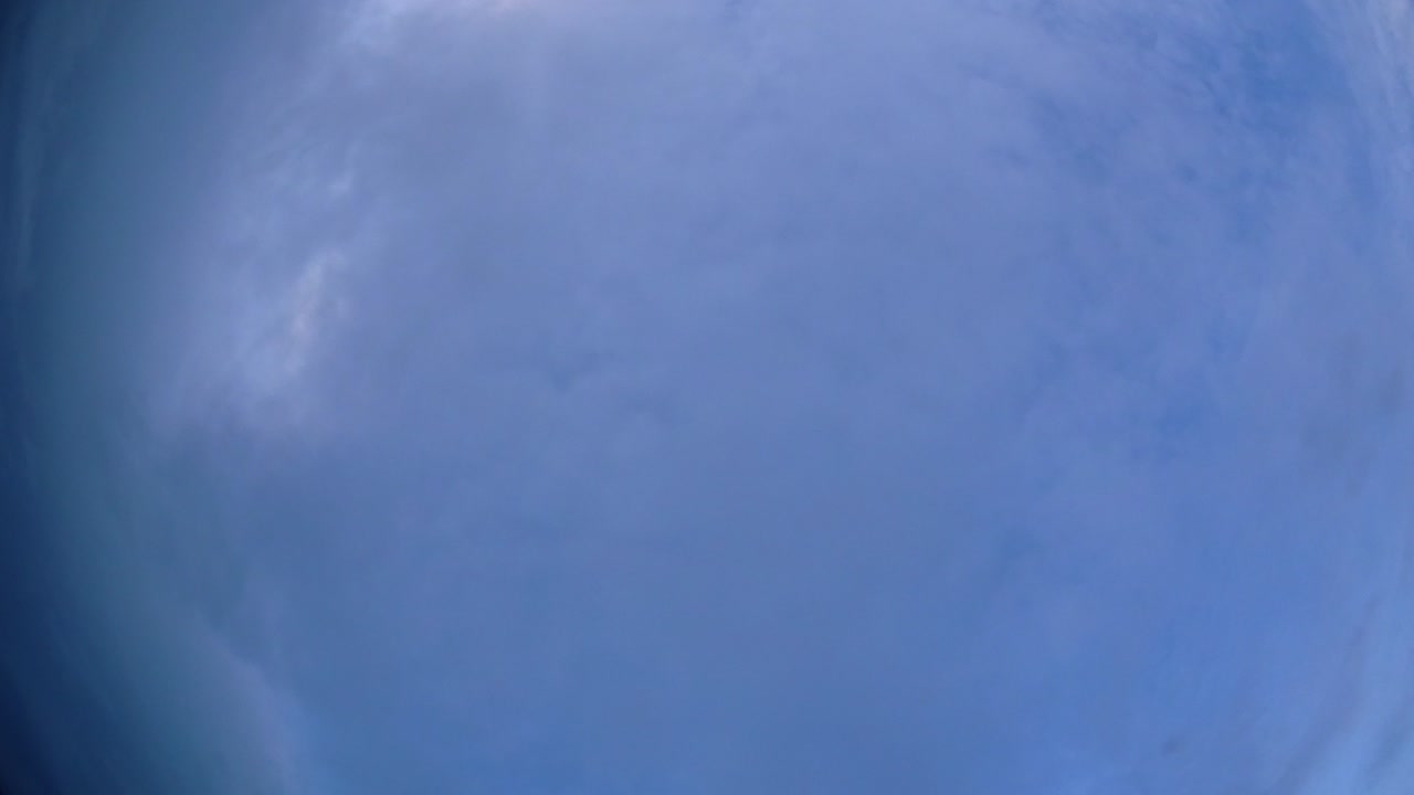 cielo azul y capa de nubes moviéndose en una hermosa tarde soleada