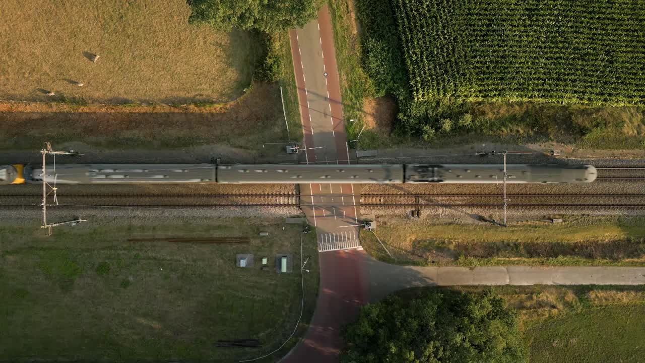 철도 교차로에서 열차, 공중 사진