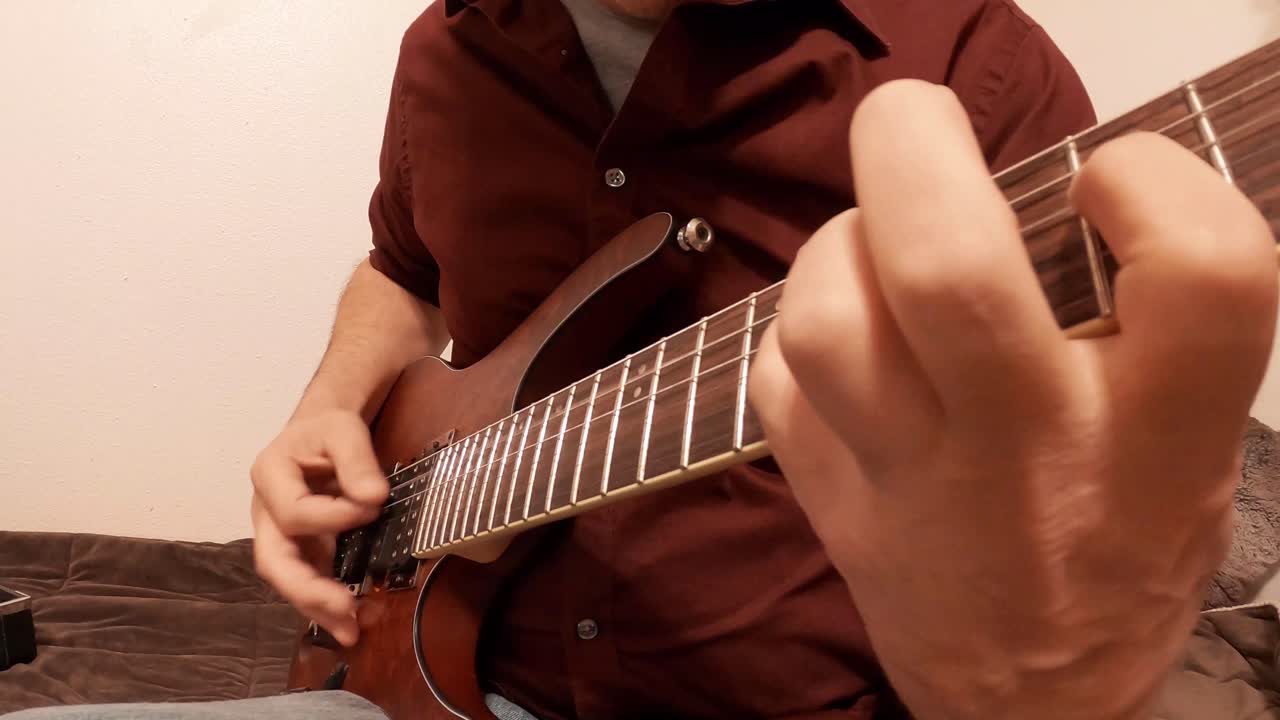 realizar un calentamiento de escala en la guitarra antes de tocar en vivo