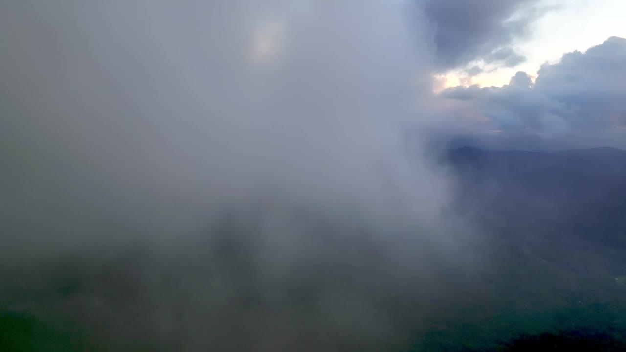 노스 캐롤라이나 주 nc의 할아버지 산 근처의 구름과 공기 습도
