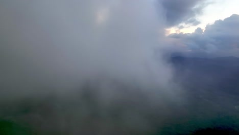 nubes y humedad en el aire cerca de grandfather mountain, nc, carolina del norte